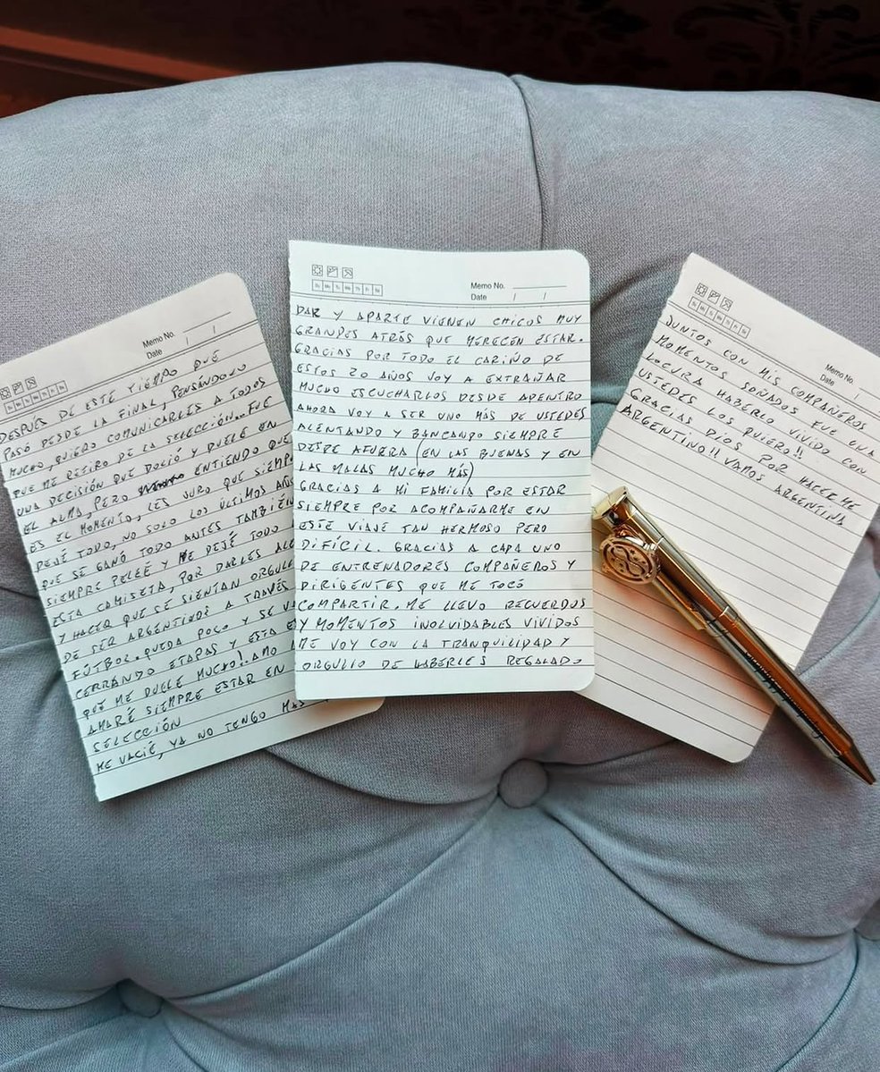 ejf249's tweet photo. MESSI ESCRIBIÓ UNA CARTA A MANO EL 21 DE JULIO RETIRÁNDOSE DE LA SELECCIÓN😭 es el peor lunes de la historia https://t.co/Cy33IvtPr9