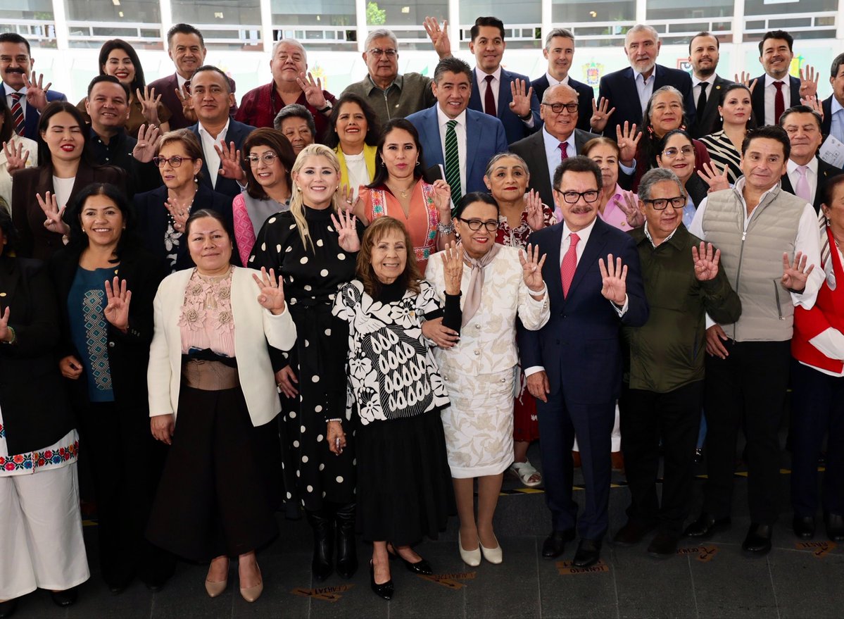 arturomedinap's tweet photo. Asistimos junto a la secretaria de @SEGOB_mx, @rosaicela_, a la 5ª Reunión Plenaria de @MorenaSenadores en el @senadomexicano.

El diálogo permanente entre las instituciones y las distintas fuerzas políticas es fundamental para construir acuerdos que fortalezcan el marco legislativo y contribuyan a garantizar los #DDHH, la justicia, la paz y el bienestar de todas y todos.