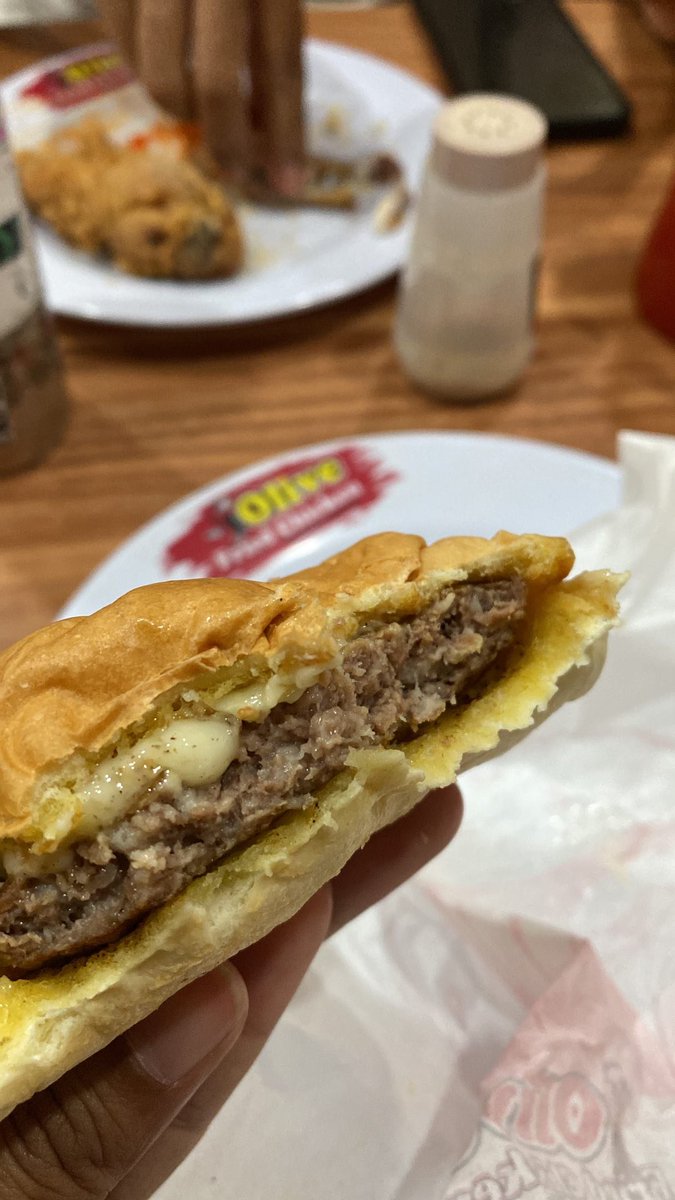 Sipitungscbd's tweet photo. wahai para penggemar olive chicken, gue baru dapet life hack dari ponakan gue yang doyan banget makan 😭

ternyata bukan menu ayamnya, tapi ada hidden gem: CHEESE BURGER OLIVE CHICKEN 😭🍔

iya, burger. gak salah baca wkwkwk.

coba pesen cheese burger-nya, terus minta tanpa saus dan tanpa mayo. katanya rasanya malah mirip burger bk.

ternyata kejunya digoreng bareng patty-nya, jadi pas dimakan kejunya melting dan bikin rasanya berasa kayak burger high class 😭

yang paling gokil, harganya cuma rp13 ribu.

tapi karena gue tim mayones garis keras, akhirnya gue pesen cheese burger tanpa saus aja.

rasanya jadi lebih gurih, kejunya makin berasa, ditambah bun-nya yang lembut bikin makin nagih 😭

selamat mencoba 😊😊