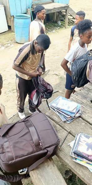 fecode's tweet photo. Noticias que indignan:
El pasado viernes, se hundió un bote en el río Atrato, el cual transportaba a diez estudiantes de la Institución Educativa Antonio Ricaurte, en Riosucio, Chocó.

Los diez estudiantes lograron ponerse a salvo, aunque sus cuadernos y demás útiles escolares quedaron empapados.

La comunidad denuncia que no existe una ruta garantizada de movilización para que los niños y niñas puedan regresar a sus casas, por ello, deben enfrentar el río o no asistir a sus clases.

Así mismo, aseguran que el año anterior el alcalde Juan Moreno Mena se comprometió en brindar una solución, que todavía no llega.

https://t.co/77D67OzygP