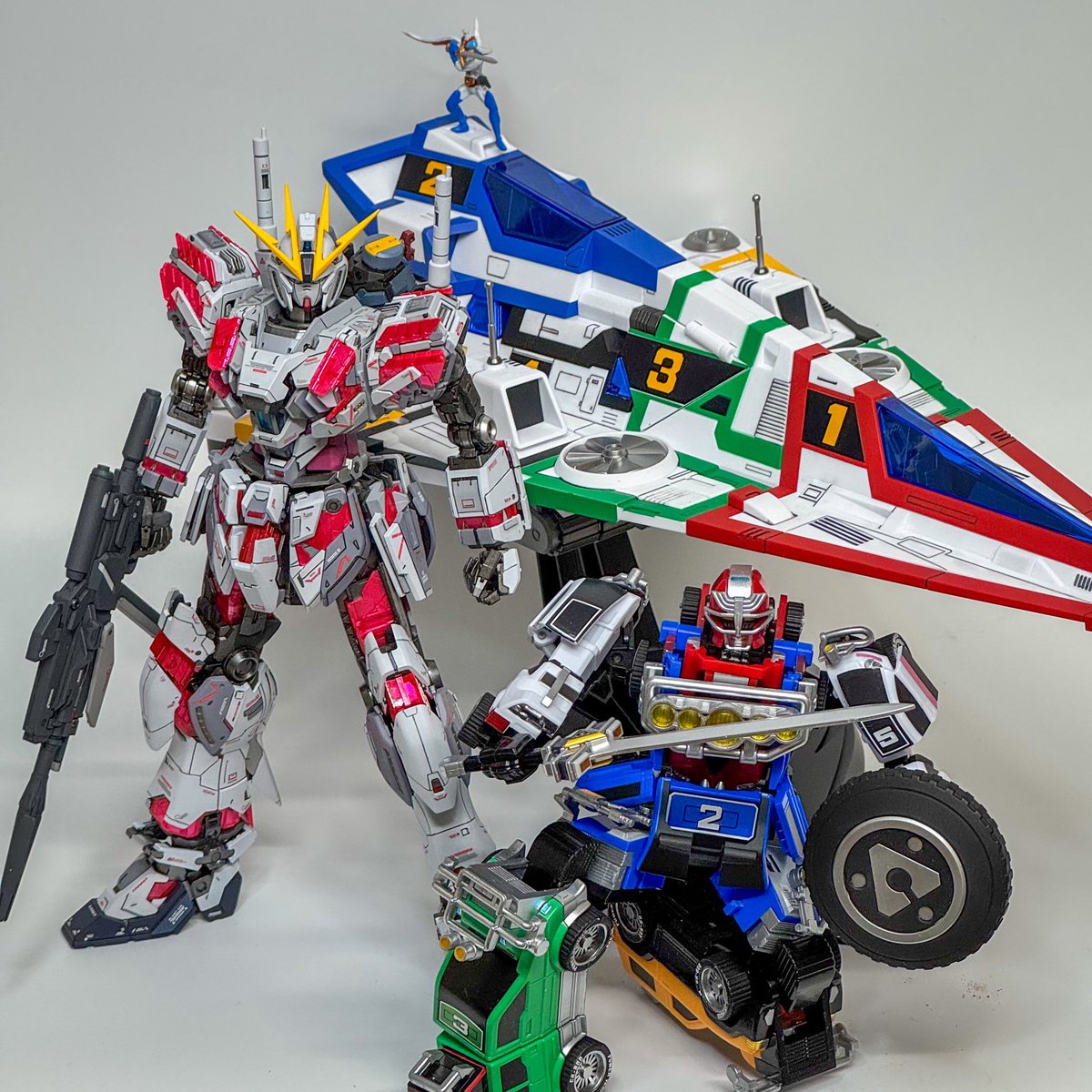 NIPPER_GRUE's tweet photo. #今月作ったプラモ晒そうぜ
ナラティブ完成してから、後半はRVロボとガッチャスパルタンを大急ぎで制作！今月後半は合体メカで遊びたかった模様。 https://t.co/o2xeTqBag2