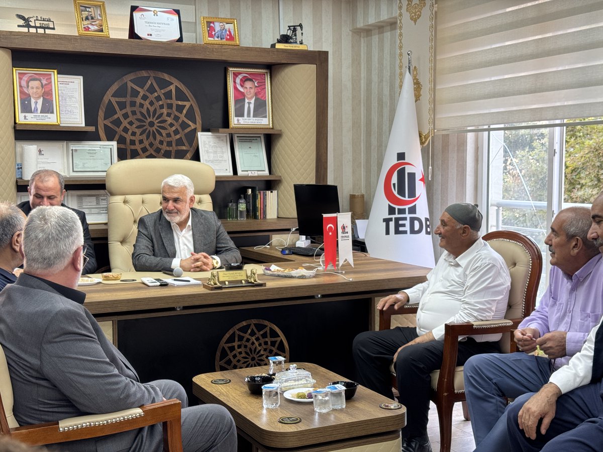 HurDavaPartisi's tweet photo. 📍Siirt

Genel Başkanımız Sayın Zekeriya Yapıcıoğlu, beraberindeki heyetle Siirt Emlakçılar ve Müteahhitler Derneği'ni ziyaret ederek dernek üyeleriyle sohbet etti. https://t.co/NW5OS0ny6A