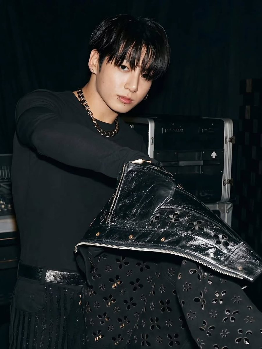 italianarmyfam_'s tweet photo. Da quel ragazzo che seguiva con curiosità ogni nuova sfida, all’artista che oggi affronta ogni palco con una sicurezza tutta sua💜

Continua a seguire la tua strada JK, noi saremo qui a guardarti brillare💫

#HAPPYJKDAY #JUNGKOOKisFYA
#AlwaysByYourSideJK #BornGoldenJungkook https://t.co/Az9QeZMUza