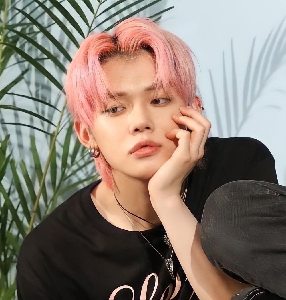 joybinism's tweet photo. i hate the moas that ruined pink hair for yeonjun bc he will NEVER understand how pink is HIS color. https://t.co/8XhdwUOctC