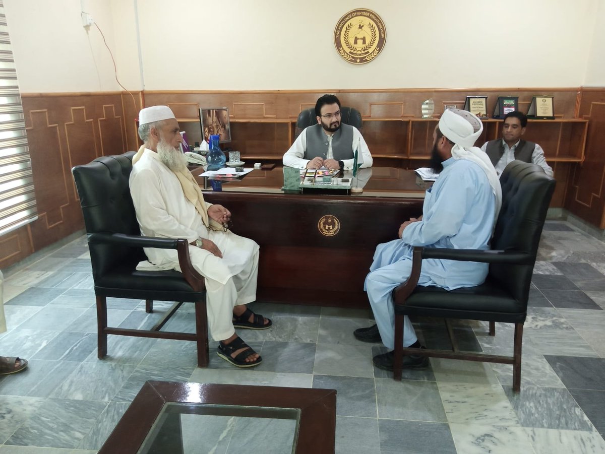 dc_battagram's tweet photo. ایڈیشنل ڈپٹی کمشنر فہد ضیاء سے اجمیرہ کے معززین نے ملاقات کے دوران اپنے مسائل اور عوامی مشکلات پیش کیں۔ ایڈیشنل ڈپٹی کمشنر نے مسائل کا جائزہ لیتے ہوئے ان کے فوری حل کے لیے متعلقہ محکموں کے افسران کو ضروری ہدایات جاری کیں۔ https://t.co/L3udSgL0Tk