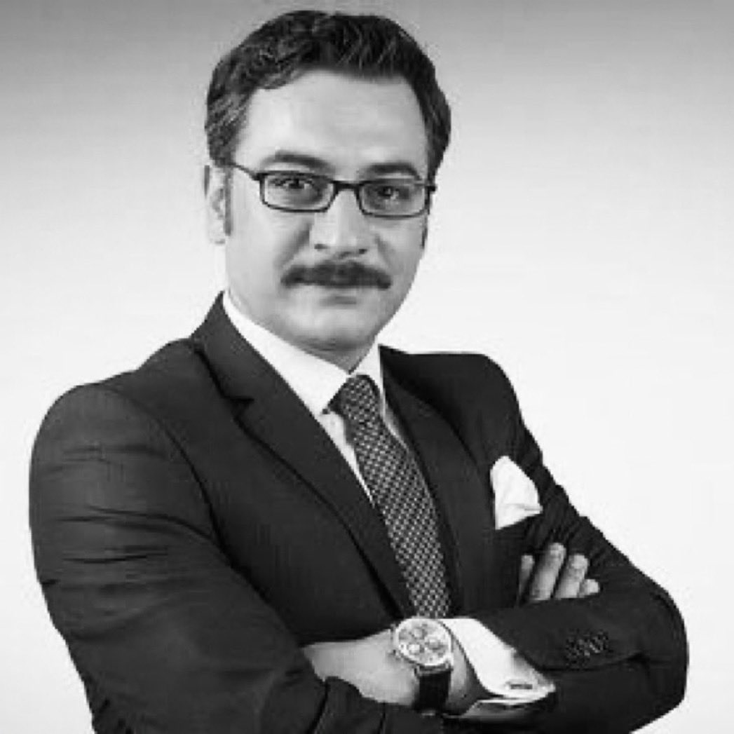 Ramazanisik6's tweet photo. Bazı acılar vardır, kelimeler yetersiz kalır…

Ömer Yılan Hocamızı elim bir trafik kazasında kaybettik. Güzel insanlığın ve dostluğun hep hatırlanacak.

Mekânın cennet olsun kardeşim. Allah ailene ve sevenlerine sabır versin.

Başımız sağ olsun. 🤲 https://t.co/4HG9RRoMjR