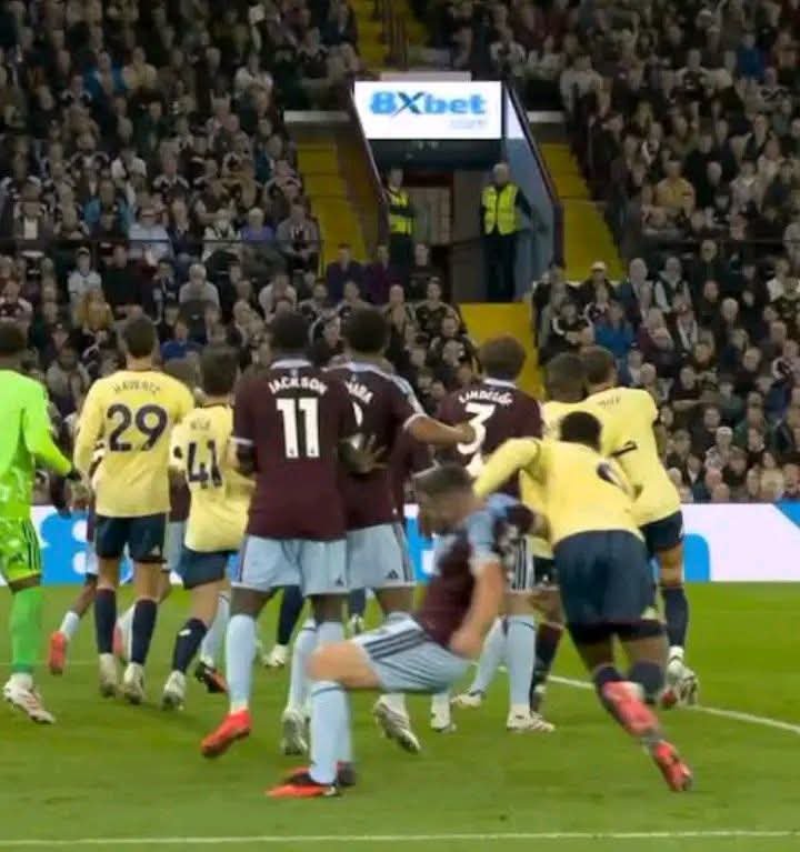 tchato18's tweet photo. Gabriel dragging his opponent down with not a ball in sight and got absolutely nothing for it. 

New season, same old cheating Arsenal 🙄 https://t.co/0JR2EMYDDS