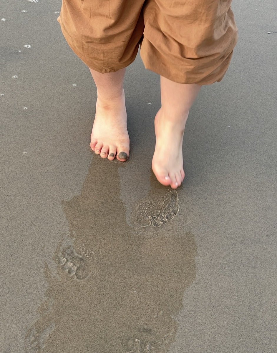 nessiesnubs's tweet photo. Walking on the beach always gets my feet so dirty 😭🥲

#feet #footworship #foot #wedgie #socks #soles #toes https://t.co/rqwkYoYkpF
