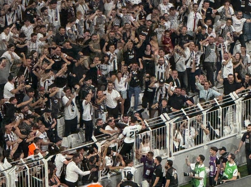 UttkuKoc's tweet photo. 🦅Vlahovic, Beşiktaş taraftarıyla iç içe. 

Geldiği gün söylediği gibi,

“Şampiyon olmak istiyoruz !” 

#BJK https://t.co/osHTwxEFsO