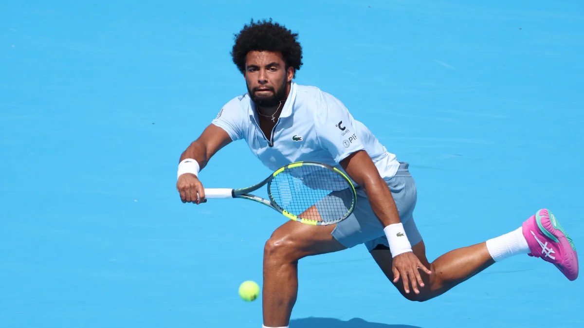 GameSetAndTalk's tweet photo. ARTHUR FILS EN GRAND CHELEM CETTE SAISON 😢🇫🇷

🇦🇺 Open d’Australie - Forfait 
🇫🇷 Roland-Garros - Forfait
🇬🇧 Wimbledon - 2ème tour
🇺🇸 US Open - 1er tour

Le Français n’aura remporté qu’un seul match dans la catégorie en 2026 et devra vraiment progresser l’an prochain… https://t.co/O1fyv9b31g