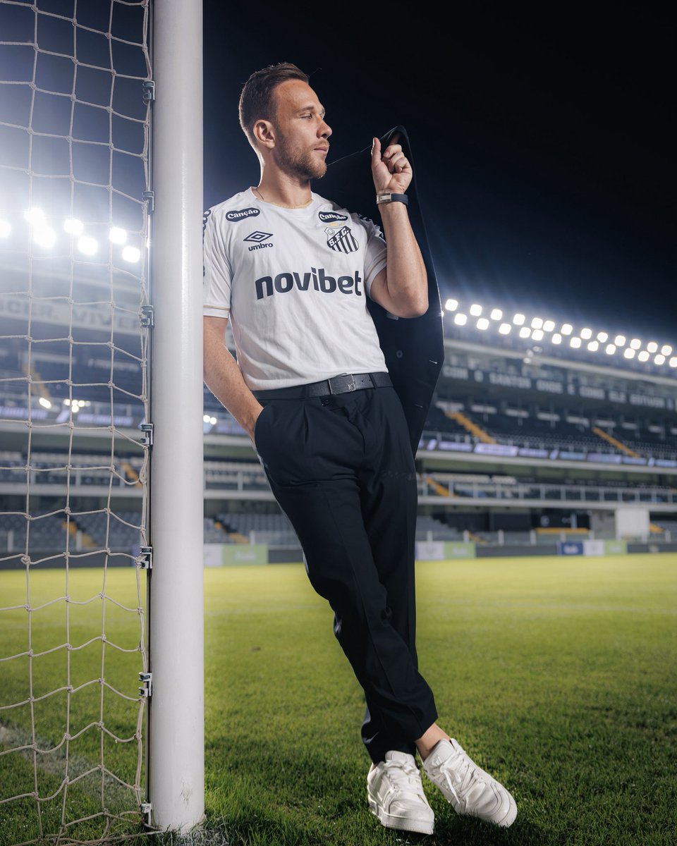 arthurhromelo's tweet photo. Muito feliz por vestir a camisa do Peixão! 🤍🖤 https://t.co/kppK991zzr