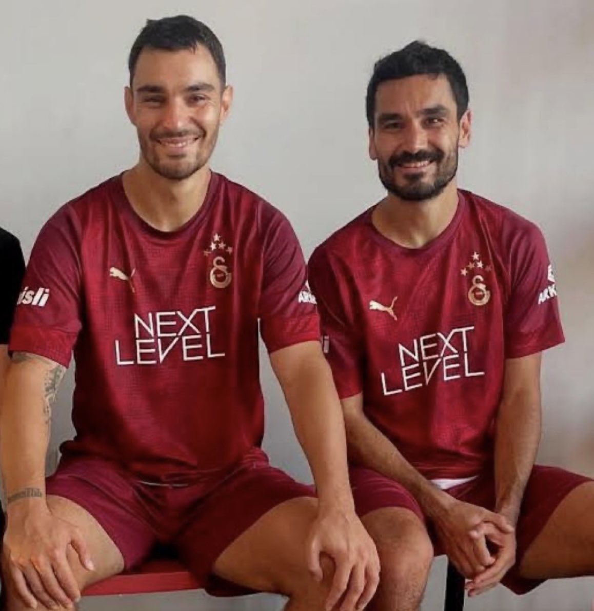 ibrahimavciGs's tweet photo. İlkay Gündoğan 36 yaşında.
Kaan Ayhan 31 yaşında.

❌ İlk 11 başlamak yok
❌ Yedekten oyuna girip katkı vermek yok
❌ Takım geriye düştüğünde hamle oyuncusu olmak yok

Toplam yıllık maliyetleri bonuslar hariç tam 7 Milyon €.

Biz İcardi 10M€ maaş alıyor diye oyuncudan çıkıyoruz kullanmadığımız oyuncuların yükleri daha kulübe daha fazla iken sahi biz nasıl bir planlama yapıyoruz kullanmadığımız oyunculara?