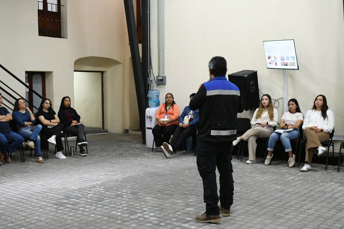 CDHPuebla's tweet photo. 🚨 La prevención la hacemos todas y todos.

En cumplimiento con las acciones de prevención y mejora continua, el Órgano Interno de Control (OIC) llevó a cabo la Capacitación de Seguridad y Evacuación en Caso de Emergencias, dirigida a las y los integrantes de la #CDHPuebla.

La actividad fue impartida por personal especialista de la Secretaría Anticorrupción y Buen Gobierno del Estado de Puebla, brindando herramientas y protocolos esenciales para actuar adecuadamente ante situaciones de riesgo y garantizar un entorno laboral seguro.