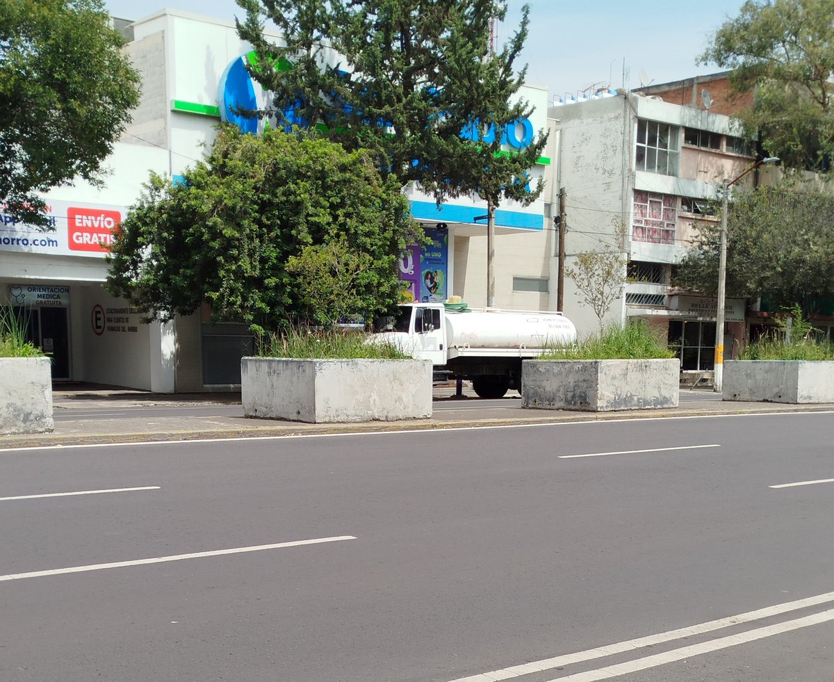 thannapple's tweet photo. @UCS_GCDMX @locatel_mx @transito_CDMX @AccionesBJ @NarvarteVecinos @En_laDelValle @supercivicosmx @GobCDMX @PoderBj Hace una semana realice el reporte de esta pipa y el día de hoy sigue en el mismo lugar. Es una avenida "principal", no hay coches estacionados y solo la pipa está "ahí" 🤔 @UCS_GCDMX @transito_CDMX @locatel @Delvalle_Quejas https://t.co/yiEvyJupN3