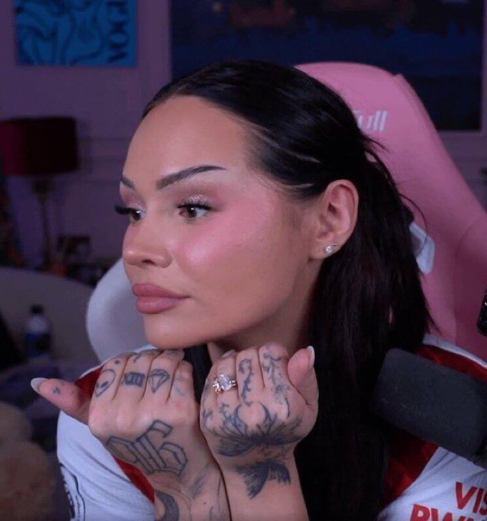 JacobJames1at5's tweet photo. In love with her hands and tattoos 😍😍 https://t.co/kAmivoiVvT