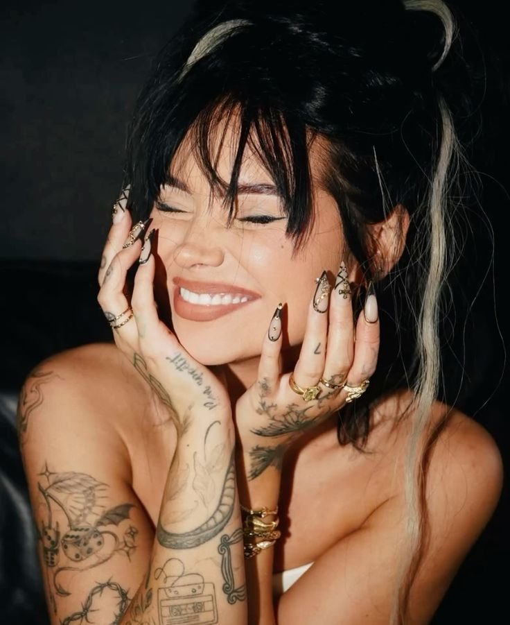 JacobJames1at5's tweet photo. In love with her hands and tattoos 😍😍 https://t.co/kAmivoiVvT