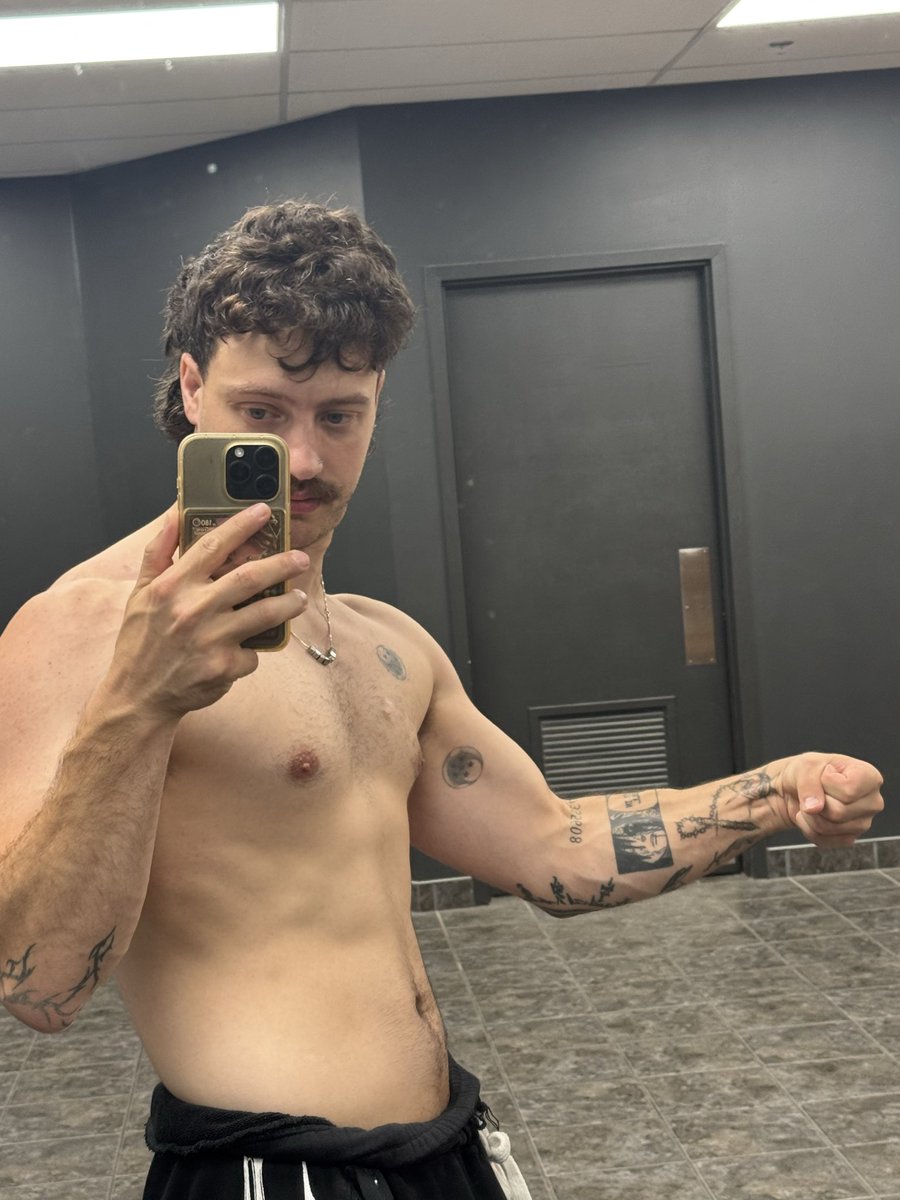 c0ltkitty's tweet photo. Getting in shape solely for my Japan trip that is in 2 months. https://t.co/8dzZ2WFCIP
