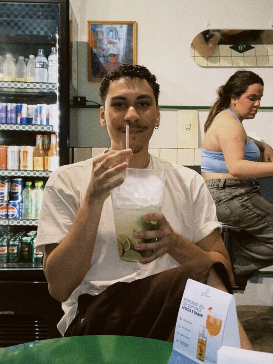 math_themad's tweet photo. Como uma pessoa com 2 litros de mojito pode ser triste?
(@deus não é uma dúvida que eu queira descobrir) https://t.co/PsEejRyhzb
