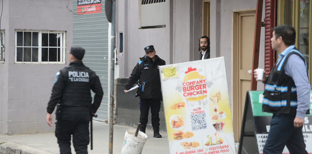 clarincom's tweet photo. SUSPENDIERON EL DESALOJO DE UNA SINAGOGA EN FLORES

La Justicia suspendió el desalojo de una sinagoga ubicada en Flores, después de varias horas de tensión y una fuerte presencia policial. El operativo había sido ordenado en el marco de un juicio civil por una disputa entre dos grupos de fieles por la propiedad, y unas 30 personas se negaban a abandonar el templo. Tres horas después del inicio del procedimiento, el juez a cargo de la causa resolvió frenarlo.

El conflicto se habría originado por la venta de una parte del inmueble, desconocida por el grupo que actualmente está al frente de la sinagoga.

(+) en Clarín: https://t.co/H5VAa53yYE