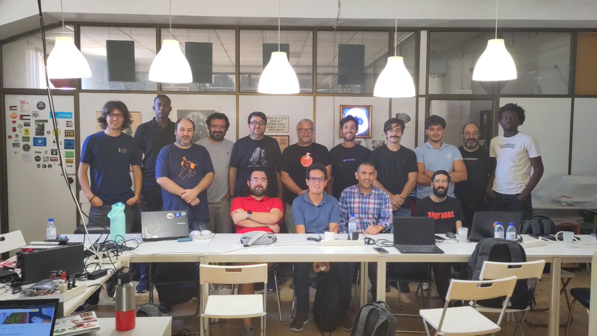 CentroLinuxPt's tweet photo. Foto de grupo do #DiaDeLinux em Agosto. https://t.co/Y4e7hPiP0M