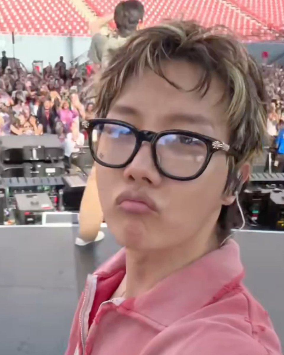 FolderHobi's tweet photo. his little pout https://t.co/HfvBwc8BJs