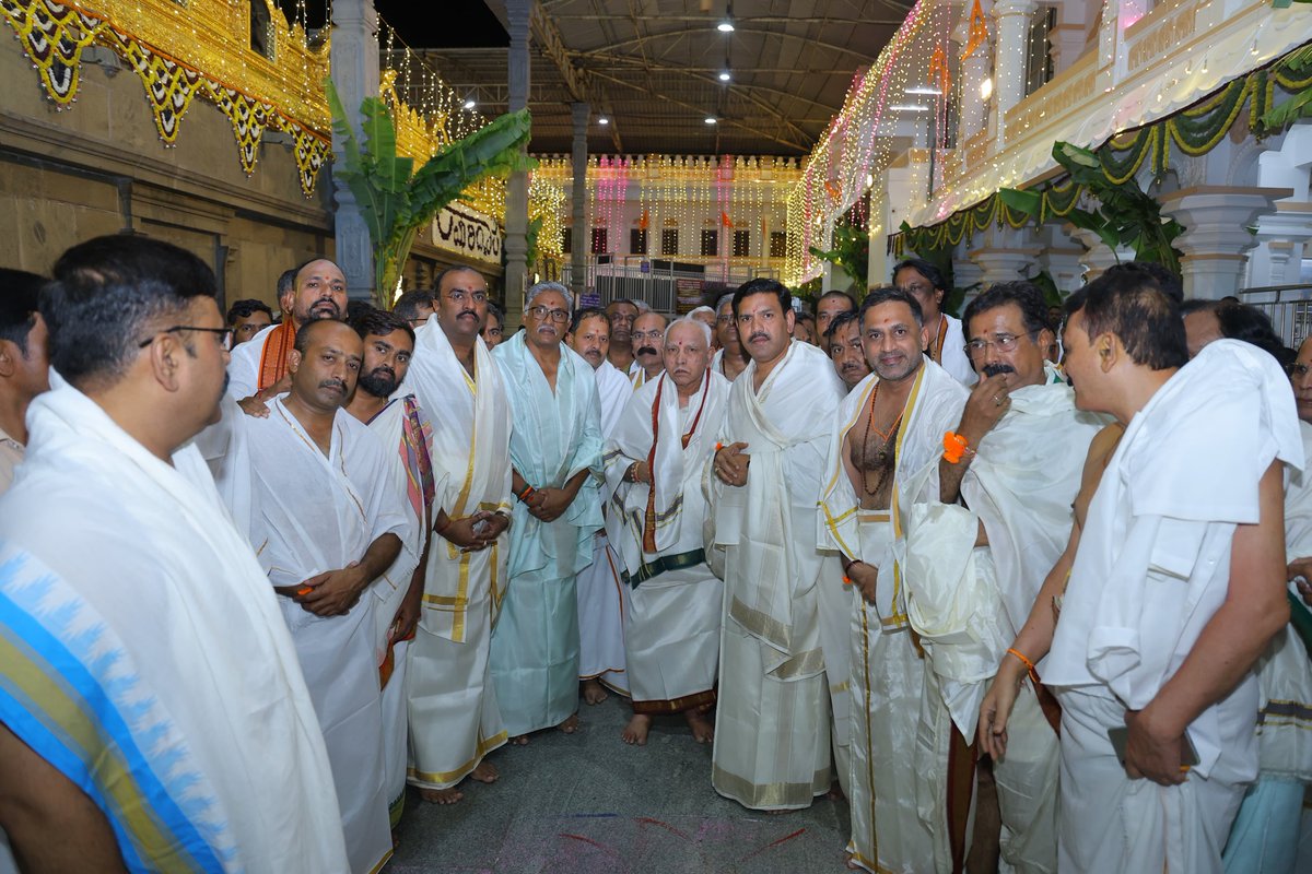 SiddeshMNBJP's tweet photo. ಮಂತ್ರಾಲಯದ ಶ್ರೀ ಗುರು ರಾಘವೇಂದ್ರ ಸ್ವಾಮಿಗಳ 355ನೇ ಉತ್ತರಾರಾಧನೆಯ ಪವಿತ್ರ ಸಂದರ್ಭದಲ್ಲಿ, ನಮ್ಮೆಲ್ಲರ ಹಿರಿಯ ನಾಯಕರು ಹಾಗೂ ಮಾಜಿ ಮುಖ್ಯಮಂತ್ರಿಗಳಾದ ಸನ್ಮಾನ್ಯ ಶ್ರೀ @BSYBJP ರವರು ಹಾಗೂ ರಾಜ್ಯಾಧ್ಯಕ್ಷರಾದ ಶ್ರೀ @BYVijayendra ಅವರೊಂದಿಗೆ ಶ್ರೀ ಕ್ಷೇತ್ರಕ್ಕೆ ಭೇಟಿ ನೀಡಿ ರಾಯರ ಮೂಲ ಬೃಂದಾವನದ ದರ್ಶನ ಪಡೆದು...

1/2 https://t.co/gGsxWkqnKR