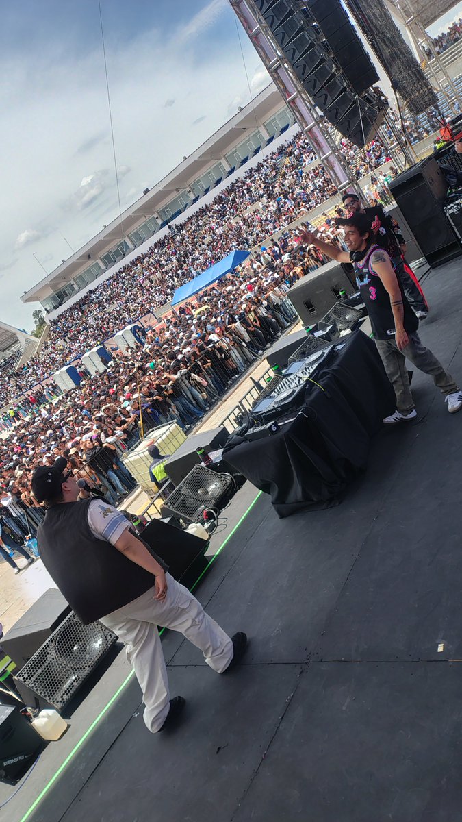 PaCKidermO's tweet photo. Así se vive la #Bienvenida de la @BUAPoficial desde el #EstadioDeCU este día por @LaKeBuenaPuebla. CCP @LiliaCedilloMX y @pepehanan de @enlineadeportiv. #DjGorka🎚️🎛️, #Finisho🎤🎵🎶 y #Malilla. ))) 89.7fm🎙️📻📡1010am((( #PaCKidermO🐘 https://t.co/K96gK8fJW5