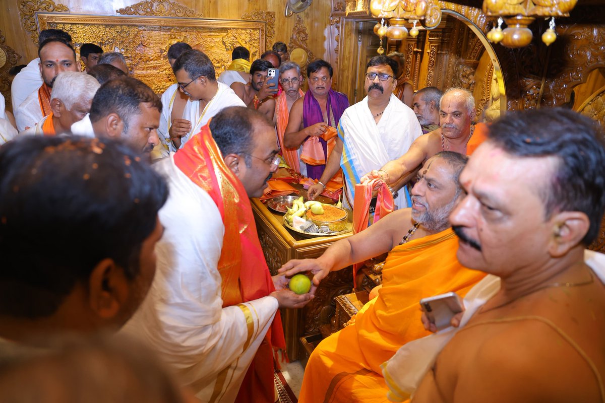 SiddeshMNBJP's tweet photo. ಮಂತ್ರಾಲಯದ ಶ್ರೀ ಗುರು ರಾಘವೇಂದ್ರ ಸ್ವಾಮಿಗಳ 355ನೇ ಉತ್ತರಾರಾಧನೆಯ ಪವಿತ್ರ ಸಂದರ್ಭದಲ್ಲಿ, ನಮ್ಮೆಲ್ಲರ ಹಿರಿಯ ನಾಯಕರು ಹಾಗೂ ಮಾಜಿ ಮುಖ್ಯಮಂತ್ರಿಗಳಾದ ಸನ್ಮಾನ್ಯ ಶ್ರೀ @BSYBJP ರವರು ಹಾಗೂ ರಾಜ್ಯಾಧ್ಯಕ್ಷರಾದ ಶ್ರೀ @BYVijayendra ಅವರೊಂದಿಗೆ ಶ್ರೀ ಕ್ಷೇತ್ರಕ್ಕೆ ಭೇಟಿ ನೀಡಿ ರಾಯರ ಮೂಲ ಬೃಂದಾವನದ ದರ್ಶನ ಪಡೆದು...

1/2 https://t.co/gGsxWkqnKR