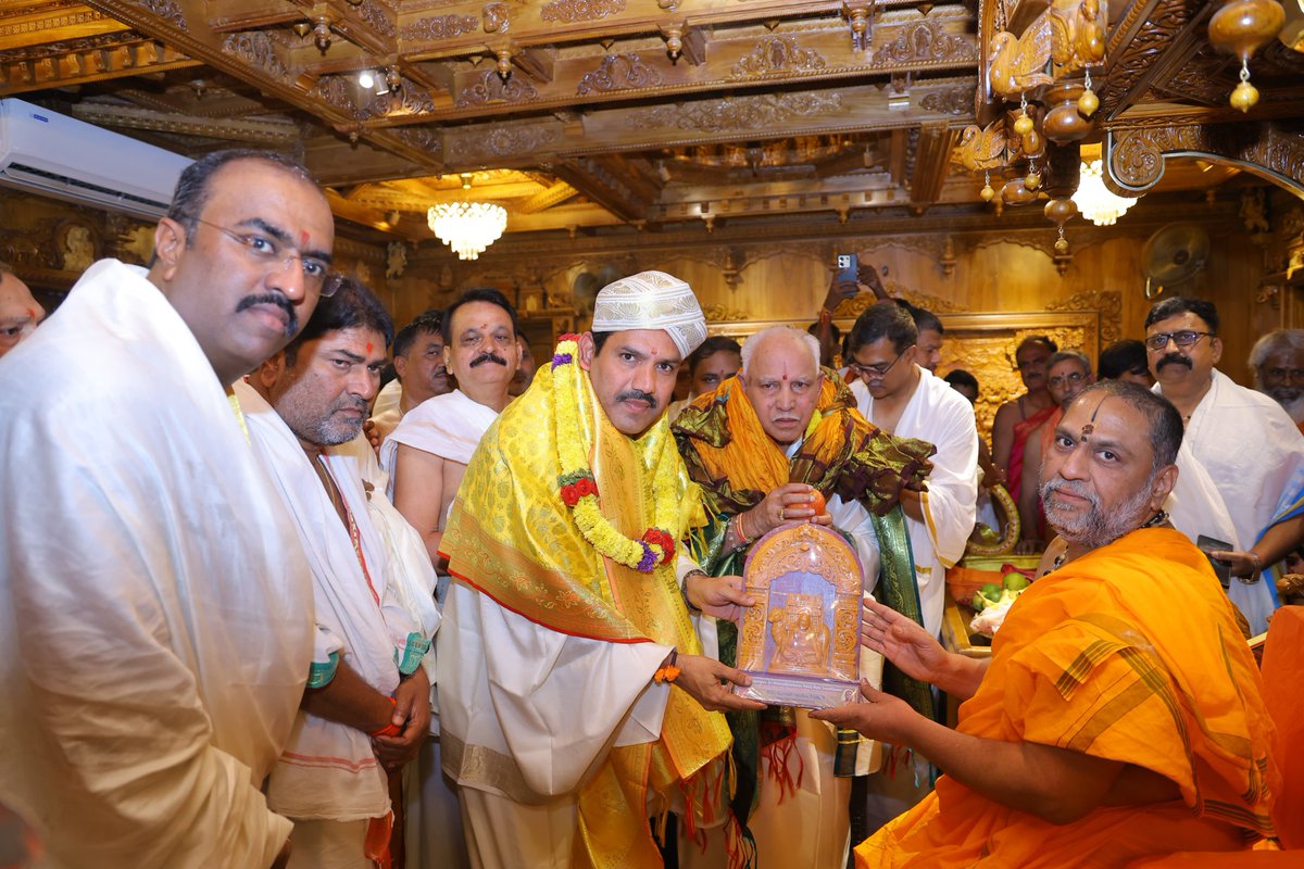 SiddeshMNBJP's tweet photo. ಮಂತ್ರಾಲಯದ ಶ್ರೀ ಗುರು ರಾಘವೇಂದ್ರ ಸ್ವಾಮಿಗಳ 355ನೇ ಉತ್ತರಾರಾಧನೆಯ ಪವಿತ್ರ ಸಂದರ್ಭದಲ್ಲಿ, ನಮ್ಮೆಲ್ಲರ ಹಿರಿಯ ನಾಯಕರು ಹಾಗೂ ಮಾಜಿ ಮುಖ್ಯಮಂತ್ರಿಗಳಾದ ಸನ್ಮಾನ್ಯ ಶ್ರೀ @BSYBJP ರವರು ಹಾಗೂ ರಾಜ್ಯಾಧ್ಯಕ್ಷರಾದ ಶ್ರೀ @BYVijayendra ಅವರೊಂದಿಗೆ ಶ್ರೀ ಕ್ಷೇತ್ರಕ್ಕೆ ಭೇಟಿ ನೀಡಿ ರಾಯರ ಮೂಲ ಬೃಂದಾವನದ ದರ್ಶನ ಪಡೆದು...

1/2 https://t.co/gGsxWkqnKR