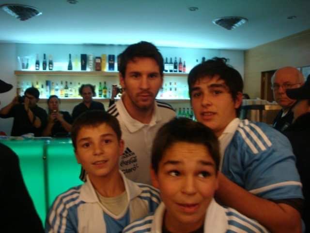 terrabusitripl's tweet photo. ALGUIEN PUEDE PENSAR EN JULIAN? como me gustaría abrazarlo https://t.co/whsXnWtHbJ