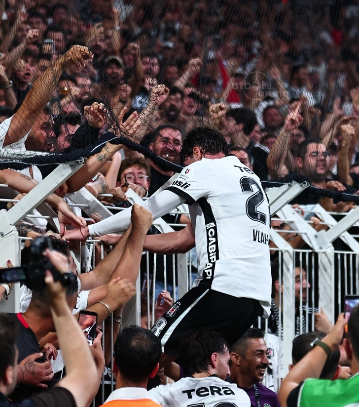 futbolarena's tweet photo. Hat trick sonrası Dusan Vlahovic'in tribüne çıktığı an. https://t.co/tuQ0CQvijL