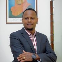 godbless_lema's tweet photo. Leo, Godlisten Malisa alikuwa akiingia nchini kupitia mpaka wa Namanga. Alishikiliwa na Uhamiaji kwa saa kadhaa, na kisha baadaye akachukuliwa na Polisi. Mpaka sasa, hata Wakili wake, Dickson Matata, hajui alikopelekwa. Akiwa Namanga, Godlisten alinipigia simu mara kadhaa na kunieleza mambo aliyokuwa akikabiliana nayo. Baada ya kuchukuliwa na Polisi, mawasiliano yakakatika.

Hili si jambo la kawaida, wala si jambo la kuchukuliwa kirahisi. Serikali haiwezi kumkamata mtu, ikamchukua mahali pasipojulikana, halafu ikanyamaza kuhusu alipo. Hata kama kuna tuhuma au uchunguzi wowote unaomhusu, sheria inamtaka mtu huyo ashughulikiwe kwa taratibu zinazotambulika na haki zake zilindwe. Godlisten Malisa yuko wapi? Amepelekwa kituo gani cha Polisi? Kwa kosa gani? Na kwa nini wakili wake hajui alipo?

Haki za msingi za mtu haziwezi kusimamishwa kwa sababu tu ameshikwa na vyombo vya dola. Mamlaka si ruhusa ya kutowesha watu. Serikali iwajibike na itoe majibu sasa.
