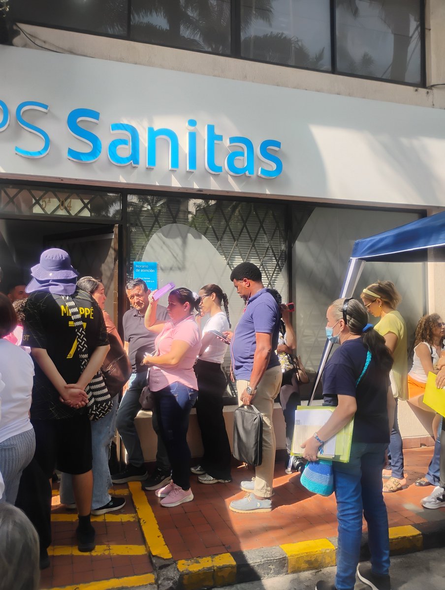 Marcela30933856's tweet photo. Para esto fue que @sanitas_eps ,pago a las granjas de bots y que  se volvería a montar un gobierno de bolsillo ..para seguir tratando a los usuarios como mendigos hasta para una simple autorización... Con toda la plata que se han robado no les alcanza para montar un software https://t.co/uVU671SrfZ