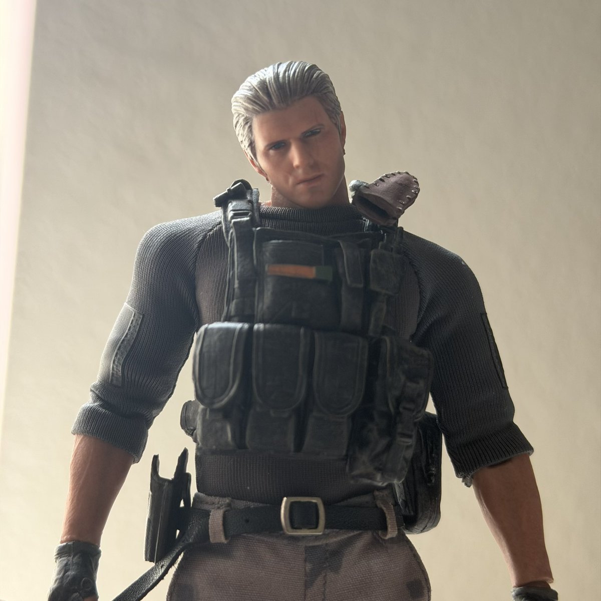 leonkiennedy's tweet photo. “huh. were you always this… tiny?” https://t.co/VnDUYw3gQa