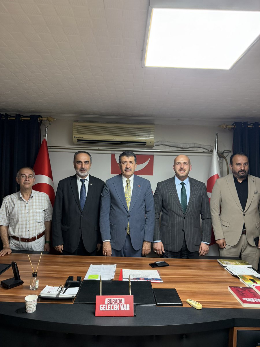 MehmetEkinci63's tweet photo. Yeniden Refah Partisi Karabük İl Başkanlığı’mızı ziyaret ederek teşkilat mensuplarımızla bir araya geldik.
Karabük İl Başkanımız Sn. İsmail Özer, MKYK Üyemiz Sn. Kadir Karaca ve İl Sorumlumuz Sn. Ramazan Günaydın’ın katılımlarıyla Ağustos Ayı Karabük İl Divanı Toplantısı’nı gerçekleştirdik.
Birim başkanlarımızın da katıldığı toplantımızda:
 Son bir ayda yürüttüğümüz çalışmaları değerlendirdik,
 Önümüzdeki dönemin yol haritasını ve çalışma planlarını masaya yatırdık.
Toplantımızın ve aldığımız kararların Karabük’ümüz, partimiz ve milletimiz için hayırlara vesile olmasını diliyorum.
