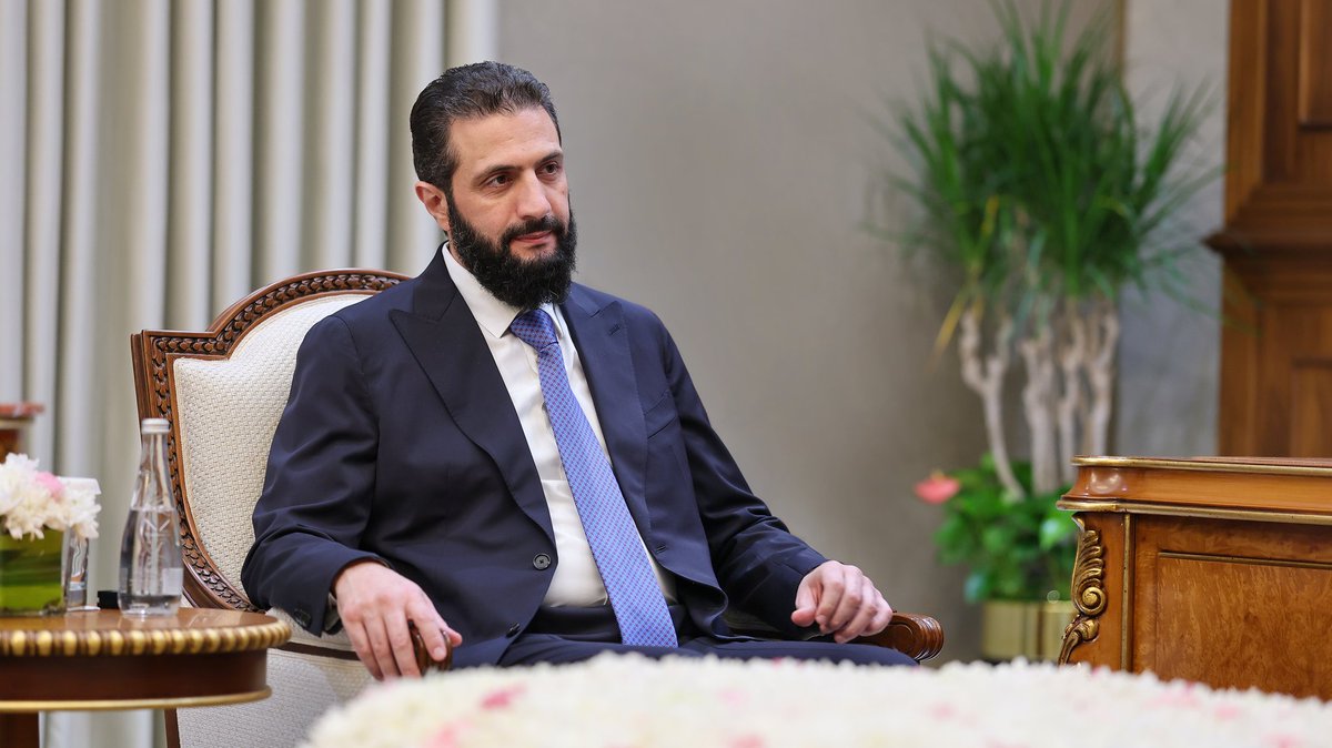 syrianmofaex's tweet photo. استقبل فخامة رئيس الجمهورية السيد أحمد الشرع ووزير الخارجية والمغتربين السيد أسعد حسن الشيباني في العاصمة دمشق، وزير خارجية مملكة الدنمارك لارس لوكه راسموسن والوفد المرافق له. 

وجرى خلال اللقاء بحث سبل تعزيز العلاقات بين البلدين، ومناقشة عدد من القض��يا ذات الاهتمام المشترك، إلى جانب التعاون في مجالات التعافي وإعادة الإعمار، بما يسهم في دعم الاستقرار في سوريا.