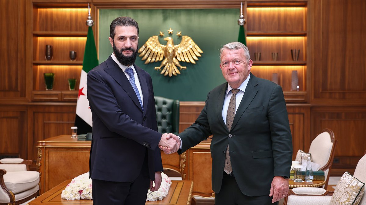 syrianmofaex's tweet photo. استقبل فخامة رئيس الجمهورية السيد أحمد الشرع ووزير الخارجية والمغتربين السيد أسعد حسن الشيباني في العاصمة دمشق، وزير خارجية مملكة الدنمارك لارس لوكه راسموسن والوفد المرافق له. 

وجرى خلال اللقاء بحث سبل تعزيز العلاقات بين البلدين، ومناقشة عدد من القض��يا ذات الاهتمام المشترك، إلى جانب التعاون في مجالات التعافي وإعادة الإعمار، بما يسهم في دعم الاستقرار في سوريا.