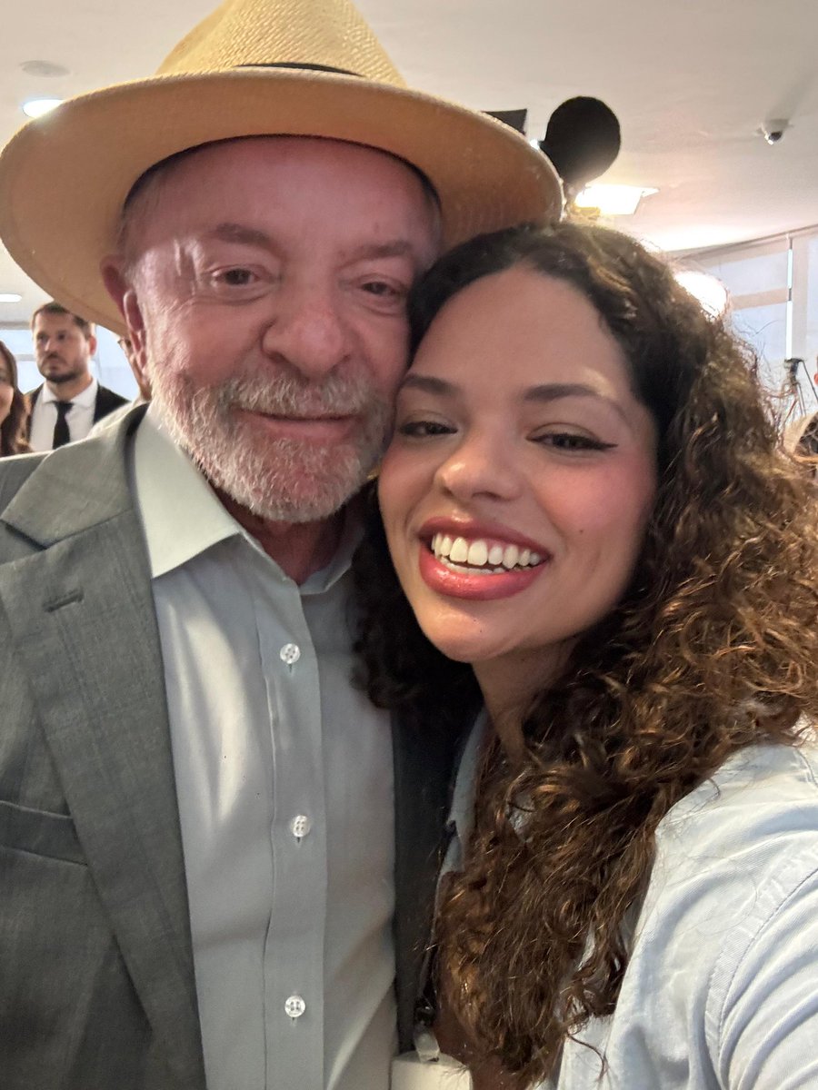 taylorswiftbr's tweet photo. TSBR CONHECEU O PRESIDENTE LULA
TSBR CONHECEU A @ErikakHilton
TSBR CONHECEU O @GuilhermeBoulos 

GENTE MEU DEUS DO CÉUUUUUUU https://t.co/LJZvq634IE