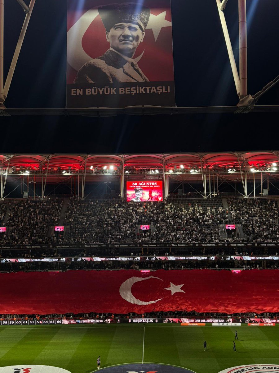 SevketSozer's tweet photo. Her zaman her yerde en büyük @Besiktas tır ... https://t.co/WVS4oVBzh3
