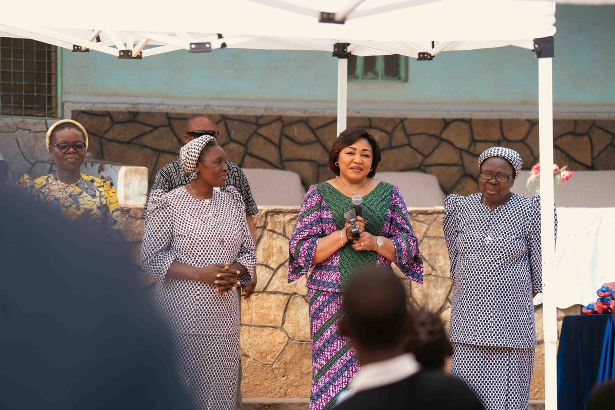 DeniseNyakeru's tweet photo. Cet après-midi, j’ai eu la joie de rendre visite aux enfants de l’orphelinat Saint-Joseph Bena Tshibuabua, à Mbuji-Mayi. ❤️

En les rencontrant, une part de ma propre histoire m’est revenue. Ayant moi-même perdu mes parents très tôt, je sais combien une présence, un regard bienveillant, une main tendue ou simplement le sentiment de compter pour quelqu’un peuvent faire la différence dans la vie d’un enfant.

Des sourires, des échanges, beaucoup de tendresse… et surtout un précieux moment de partage.

Nous leur avons apporté des vivres, des médicaments, des produits d’hygiène, des uniformes et fournitures scolaires, ainsi que quelques jouets. Mais l’essentiel était ailleurs : être auprès d’eux, les écouter, leur donner de l’attention et leur rappeler qu’ils ne sont pas seuls.

Je tiens également à saluer les sœurs qui veillent sur eux chaque jour avec tant de dévouement et d’affection, leur offrant des repères et cette présence si essentielle pour grandir.

Je repars le cœur rempli de leurs sourires et profondément touchée par ces instants passés ensemble.

Privée trop tôt de ses parents, une enfance ne se résume jamais à cette absence. Elle demeure porteuse d’une histoire, de rêves, de talents et de tout un avenir qui ne demande qu’à éclore.

Et ce soir, mes pensées ne vont pas seulement aux 74 enfants que j’ai rencontrés aujourd’hui. Elles vont à tous ces enfants qui grandissent avec cette même absence, celle que j’ai moi-même connue.

À chacun d’eux, je voudrais simplement dire : continuez à croire en vos rêves, en la vie et en ce que vous pouvez devenir. C’est encore possible. ❤️