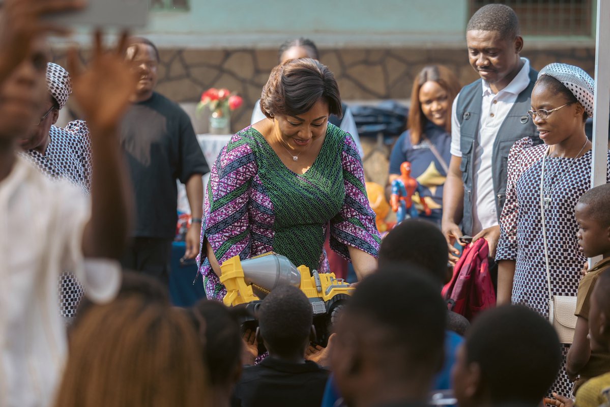 DeniseNyakeru's tweet photo. Cet après-midi, j’ai eu la joie de rendre visite aux enfants de l’orphelinat Saint-Joseph Bena Tshibuabua, à Mbuji-Mayi. ❤️

En les rencontrant, une part de ma propre histoire m’est revenue. Ayant moi-même perdu mes parents très tôt, je sais combien une présence, un regard bienveillant, une main tendue ou simplement le sentiment de compter pour quelqu’un peuvent faire la différence dans la vie d’un enfant.

Des sourires, des échanges, beaucoup de tendresse… et surtout un précieux moment de partage.

Nous leur avons apporté des vivres, des médicaments, des produits d’hygiène, des uniformes et fournitures scolaires, ainsi que quelques jouets. Mais l’essentiel était ailleurs : être auprès d’eux, les écouter, leur donner de l’attention et leur rappeler qu’ils ne sont pas seuls.

Je tiens également à saluer les sœurs qui veillent sur eux chaque jour avec tant de dévouement et d’affection, leur offrant des repères et cette présence si essentielle pour grandir.

Je repars le cœur rempli de leurs sourires et profondément touchée par ces instants passés ensemble.

Privée trop tôt de ses parents, une enfance ne se résume jamais à cette absence. Elle demeure porteuse d’une histoire, de rêves, de talents et de tout un avenir qui ne demande qu’à éclore.

Et ce soir, mes pensées ne vont pas seulement aux 74 enfants que j’ai rencontrés aujourd’hui. Elles vont à tous ces enfants qui grandissent avec cette même absence, celle que j’ai moi-même connue.

À chacun d’eux, je voudrais simplement dire : continuez à croire en vos rêves, en la vie et en ce que vous pouvez devenir. C’est encore possible. ❤️