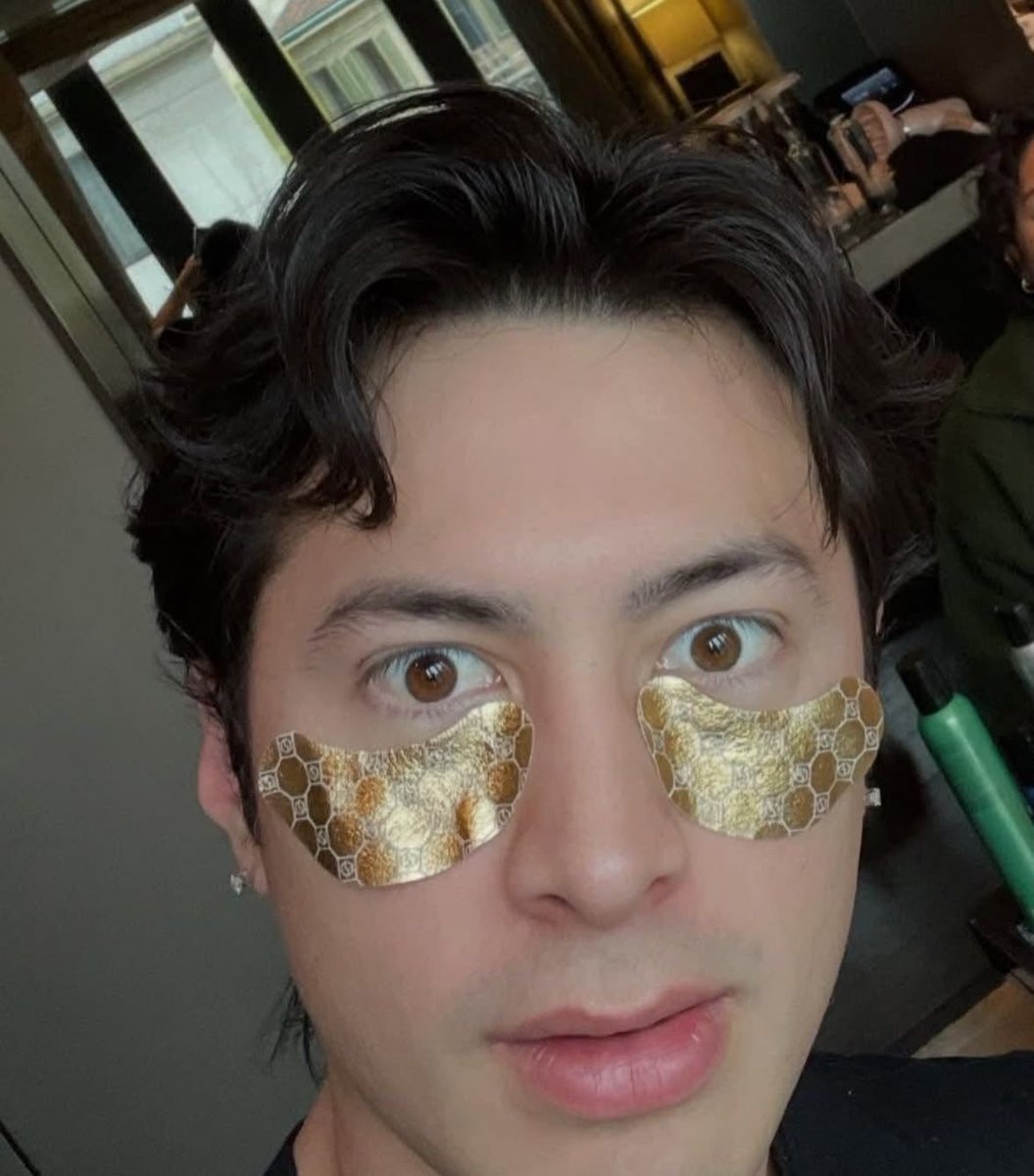 hudlipa's tweet photo. he really loves a face mask ￼ https://t.co/MAM9dtAeVr