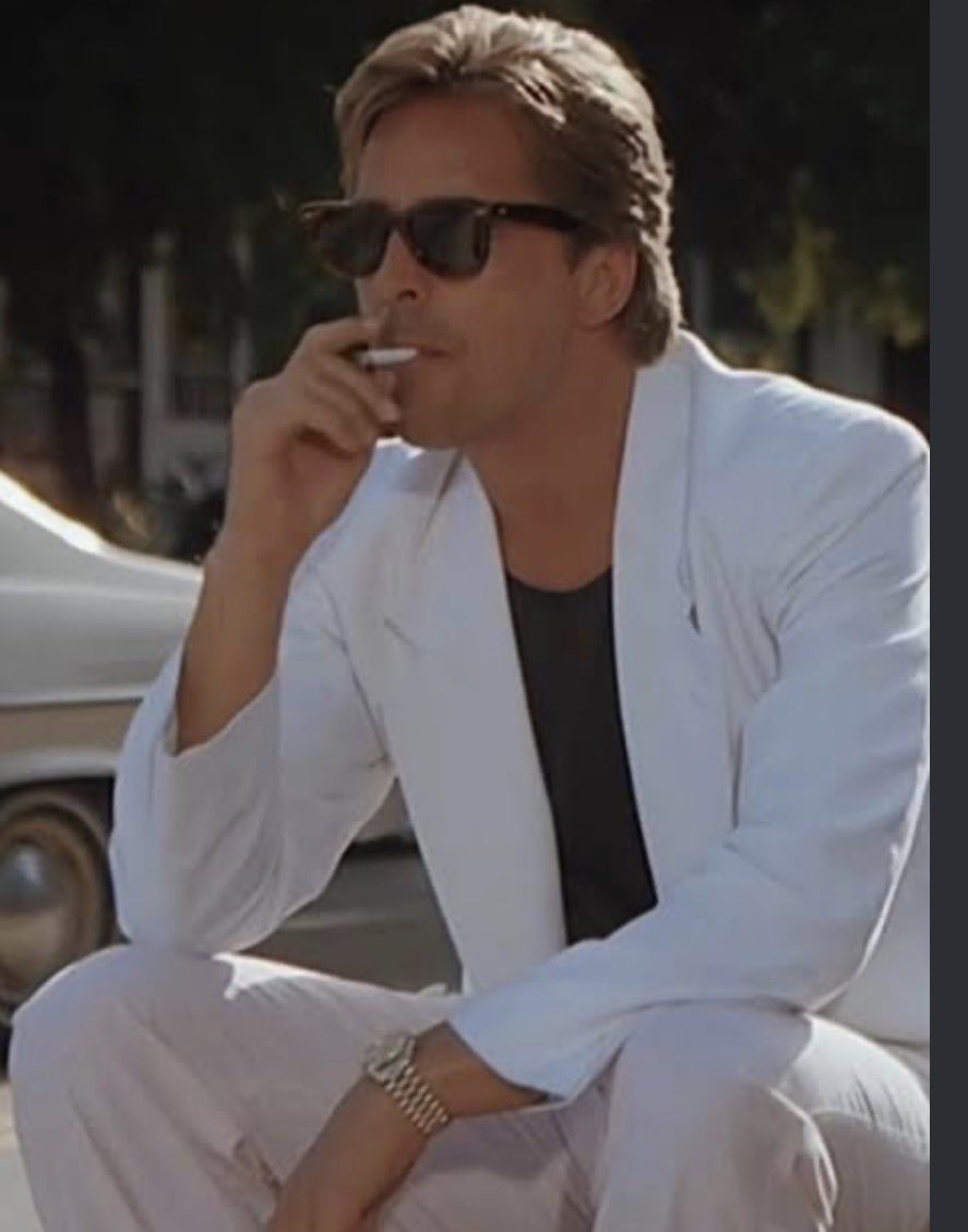 EsbirrodeDios's tweet photo. Un traje blanco de lino sin calcetines sobre un #Ferrari #Testarossa blanco a todo gas por #OceanDrive, y un aire de quien no le debe explicaciones a nadie. #SonnyCrockett en los ochenta tenía más elegancia, clase y autenticidad en una sola pestaña que toda esta generación de clones de redes sociales con sudaderas de marca barata, filtros de plástico y cero personalidad. Qué horror de mundo actual. Ahora imagina la música.