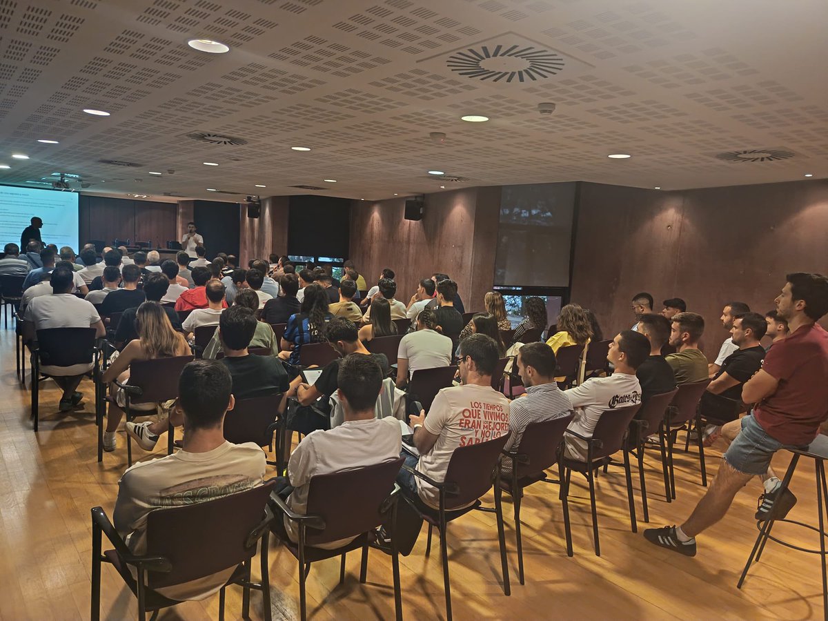 CVAF_Arbitroak's tweet photo. ๐ SEMINARIO | Bilera Durangon kategoria nazionaleko epaileentzat
โก๏ธ 2026/27 denboraldia prestatzeko eta joko arauen berrikuntzak errepasatzeko bildu gara.
๐ รrbitros e informadores se juntan en Durango para repasar las novedades en las reglas de juego.
#EFAB #CVAF #Euskadi https://t.co/OtaYbaVc2t