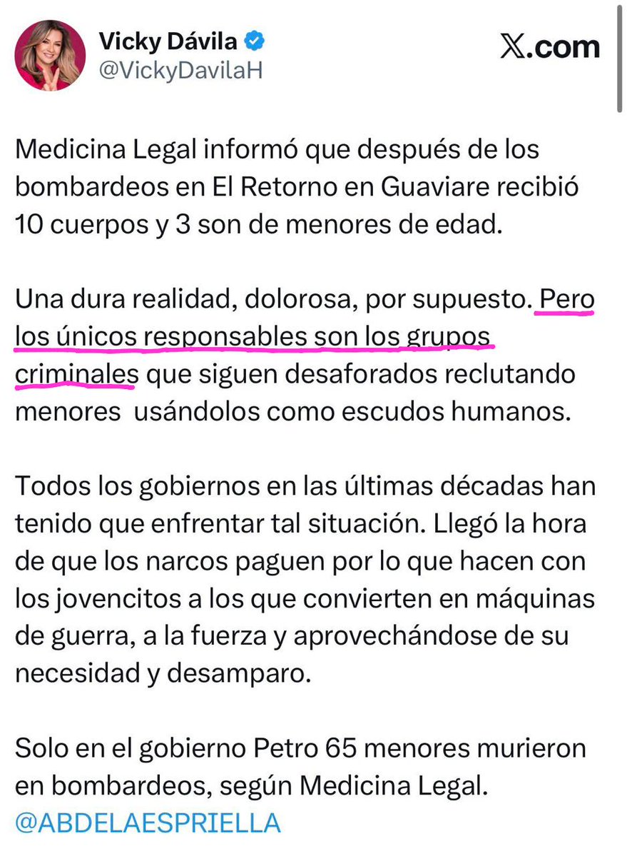 CelsoTeteC's tweet photo. La activista paga con Petro // La activista paga con De La Espriella. https://t.co/CKYET1NtuW