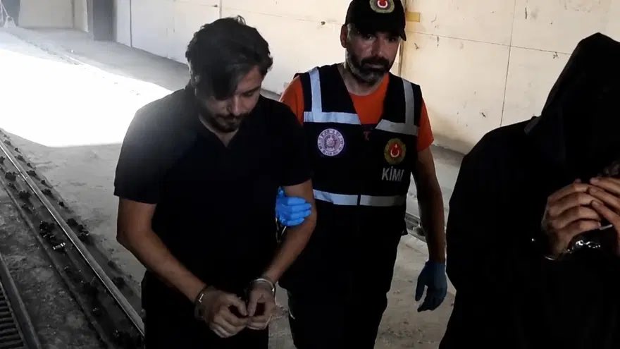 alisusluu's tweet photo. Dünya siyasetinde milletvekili adayları, parti kurmayları akademisyenlerden, hukukçulardan, ekonomistlerden ve alanında uzman insanlardan seçiliyor.

Bizde ise 2023 seçimlerinde İYİ Parti Antalya milletvekili adayı olan, daha sonra CHP’ye geçmek adına rozetini Özgür Özel’in taktığı Arif Kocabıyık tır dorsesinin altında yakalanıyor.

İnsan gerçekten ne diyeceğini bilemiyor.

Siyasi partiler ülkenin geleceğini belirleyecek kadroları oluşturuyor. Milletvekili adaylarını belirliyor. İnsanlara ülkeyi yönetme iddiasıyla çıkıyor.

Sonra karşımıza çıkan tablo bu.

Mesele sadece Arif Kocabıyık meselesi de değil. Mesele, siyasi partilerin kimleri vitrine koyduğu, kimlere milletvekilliği yolu açtığı ve liyakat meselesini ne kadar ciddiye aldığı.

Türkiye’nin artık gerçekten ciddi bir siyasi kadro meselesi var.