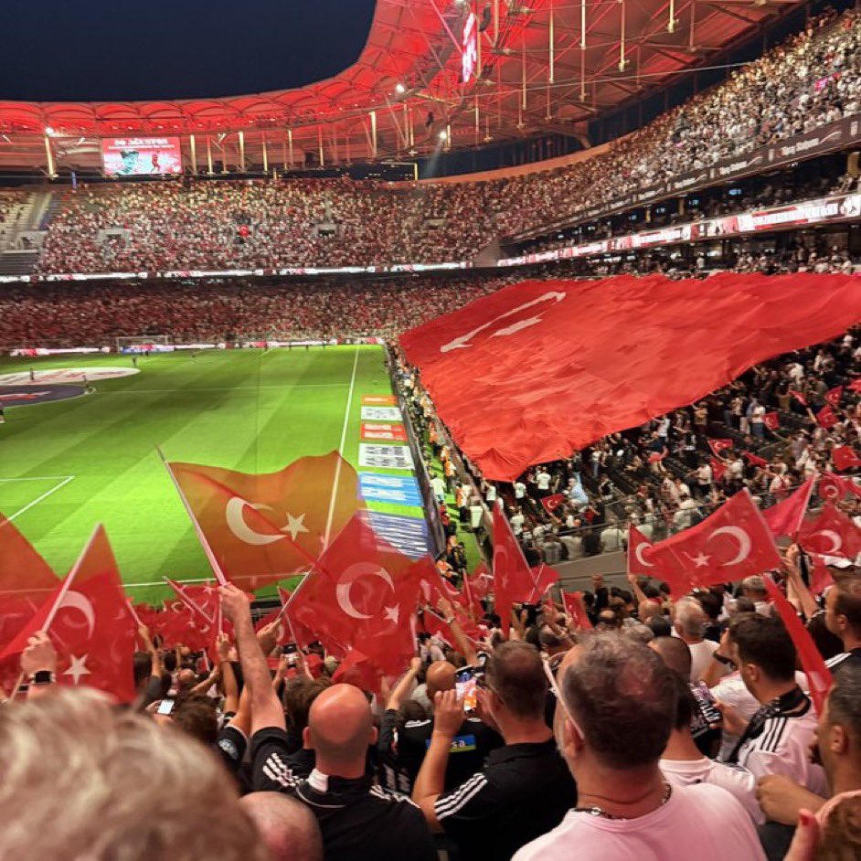 inminuet's tweet photo. Çok güzelsin @Besiktas ım 🖤🤍🇹🇷 https://t.co/87Wkl90wjt