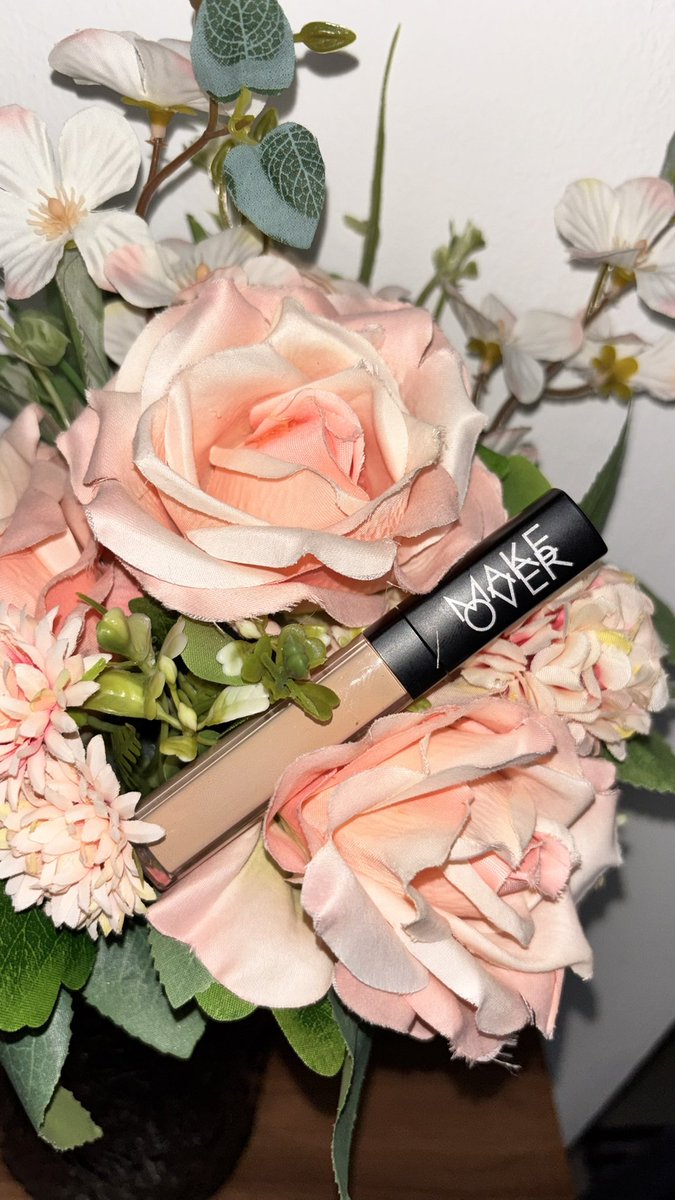 haomiaaaw's tweet photo. ✨rekomendasi consealer✨
bisa untuk menutupi dark spot atau untuk menyamarkan warna kulit dan bisa juga jadi base make up yang ringan🤩🤩 biasa aku pake untuk daily😽🫶🏻 https://t.co/lnCWR0Vbt5