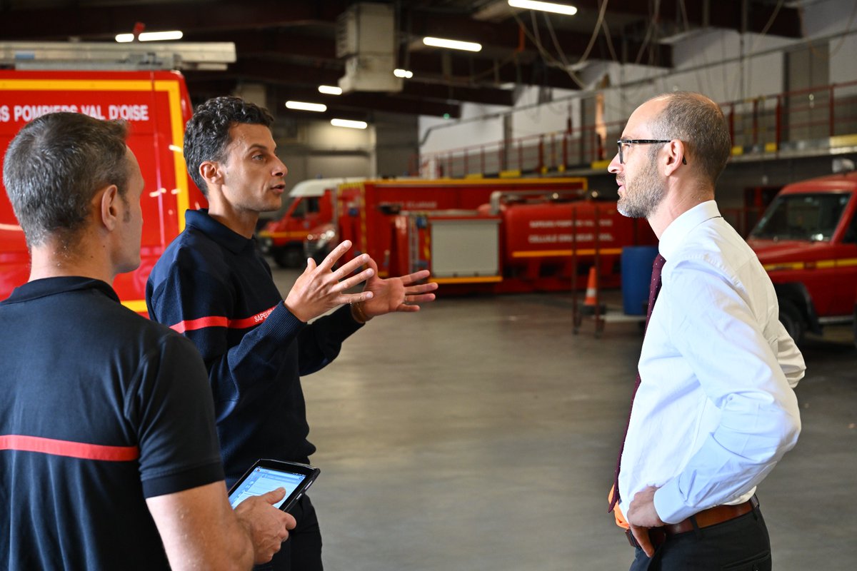 Sdis_95's tweet photo. [#Visite] ✨ Ce lundi 31 août, Monsieur Bastien Mérot, nouveau sous-préfet et directeur de cabinet du préfet du Val d’Oise, nous a fait l’honneur de sa visite au sein des structures du #Sdis95.

Au programme 🚒 :

Présentation du Sdis 95 et de son organisation ;
Immersion au CTA-CODIS en doublure opérateur ;
Immersion opérationnelle au Centre de Secours Principal d’Osny.

Nous lui souhaitons la bienvenue et une pleine réussite dans ses nouvelles fonctions !

📸 Expert T.Colson

@Prefet95 | @valdoise | @SecCivileFrance | @LucStrehaiano | @LChavillon | @blandinelefort_