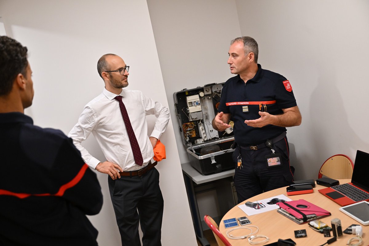 Sdis_95's tweet photo. [#Visite] ✨ Ce lundi 31 août, Monsieur Bastien Mérot, nouveau sous-préfet et directeur de cabinet du préfet du Val d’Oise, nous a fait l’honneur de sa visite au sein des structures du #Sdis95.

Au programme 🚒 :

Présentation du Sdis 95 et de son organisation ;
Immersion au CTA-CODIS en doublure opérateur ;
Immersion opérationnelle au Centre de Secours Principal d’Osny.

Nous lui souhaitons la bienvenue et une pleine réussite dans ses nouvelles fonctions !

📸 Expert T.Colson

@Prefet95 | @valdoise | @SecCivileFrance | @LucStrehaiano | @LChavillon | @blandinelefort_
